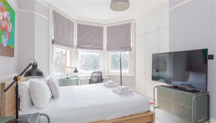 Photo 1 - Newly Renovated 3 Bedroom Apartment in North West London