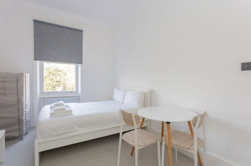 Photo 4 - Newly Renovated 3 Bedroom Apartment in North West London