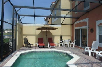 Photo 11 - 4br, 3ba T/home W/ Screened-in Heated Pool 4 Bedroom Townhouse by Redawning