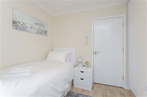 Photo 3 - Blackberry - Stylish Self-contained Flats in Soton City Centre