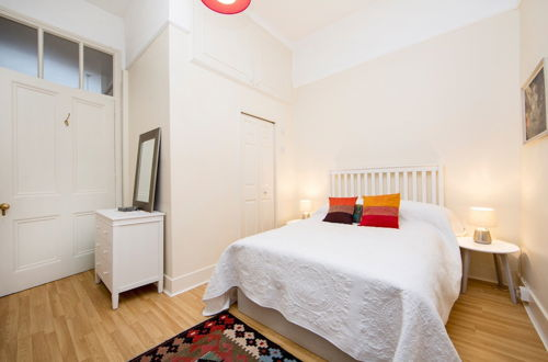 Photo 4 - Queens Gardens - Large and Colourful 3 Bedroom Apartment in Bayswater