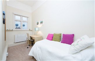 Photo 2 - Queens Gardens - Large and Colourful 3 Bedroom Apartment in Bayswater