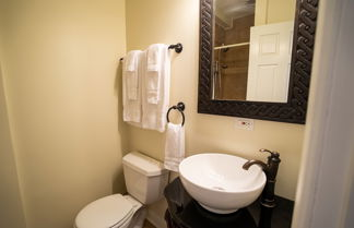 Photo 2 - Old Town Suites Operated by Roscoe Village Guesthouse