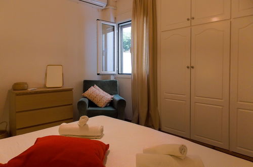 Photo 4 - Cozy Plaka Apartment