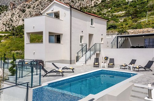 Photo 23 - Stunning Villa in Drasnice With Private Pool