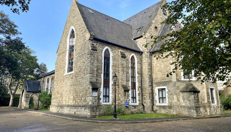 Foto 1 - Rare 1-bed Church Converted Apartment in London