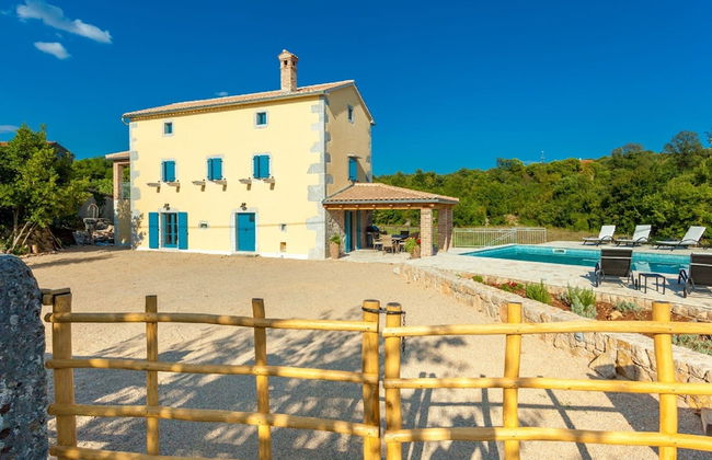 Gorgeous Villa With Private Swimming Pool and Covered Terrace - Foto 13