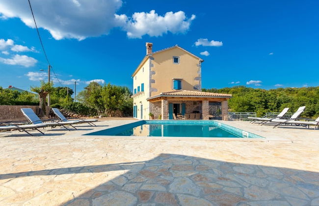 Gorgeous Villa With Private Swimming Pool and Covered Terrace - Foto 20