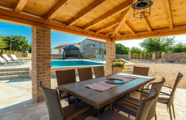 Gorgeous Villa With Private Swimming Pool and Covered Terrace - Foto 15