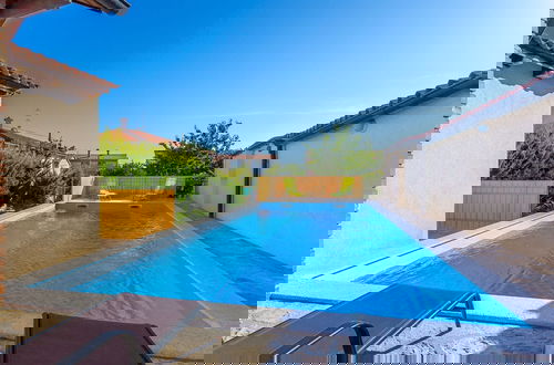 Photo 22 - Rustic Holiday Home With Private Pool in the Center of Medulin Near the Beach