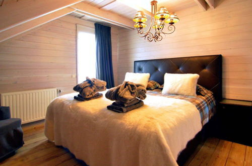 Foto 6 - Luxurious Villa with Sauna, Hot Tub, Recreation Room, Large Enclosed Garden