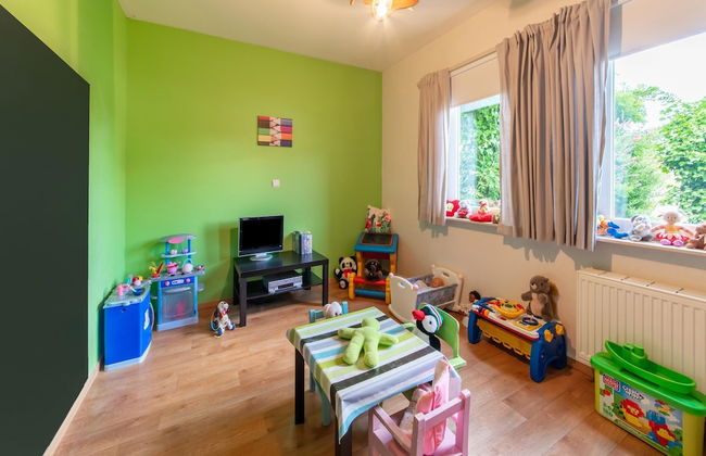 Detached House with Sauna & Hot Tub near Ski Resort & Nature Park - Photo 32