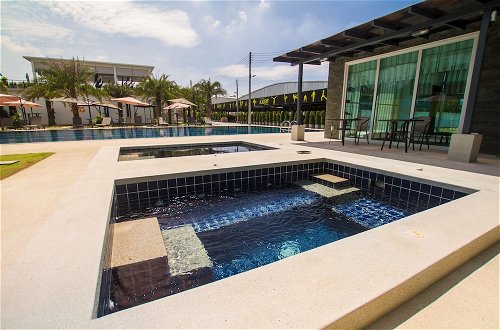Photo 9 - Luxury 5br Pool Villa and Sport Center
