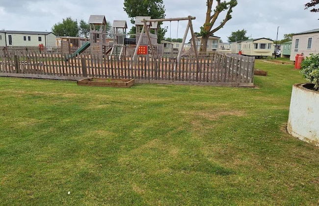 Pets Stay Free 3 Bedroom Caravan at Heacham Beach - Photo 13