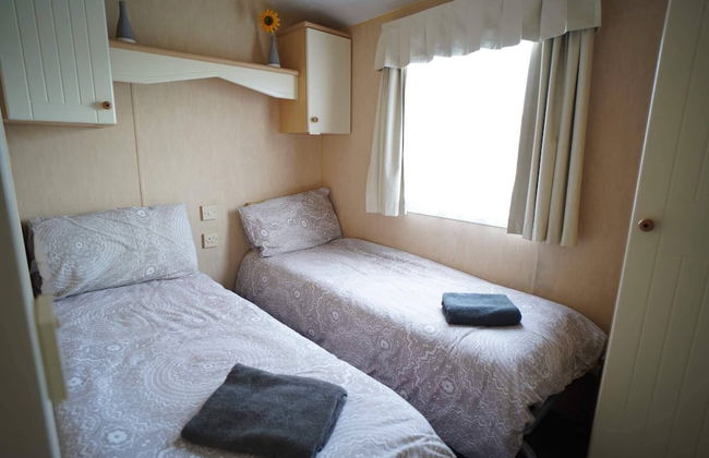 Pets Stay Free 3 Bedroom Caravan at Heacham Beach - Photo 3
