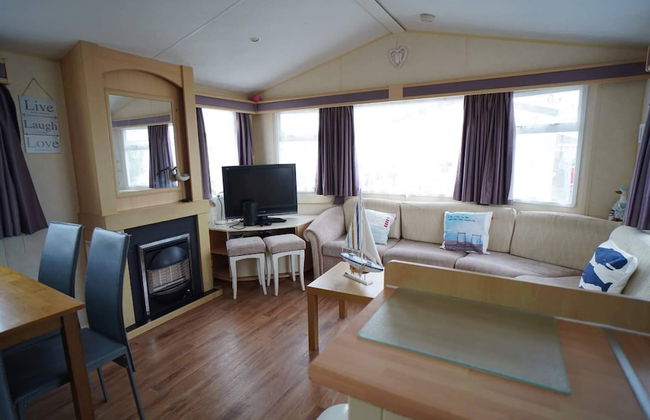 Pets Stay Free 3 Bedroom Caravan at Heacham Beach - Photo 1
