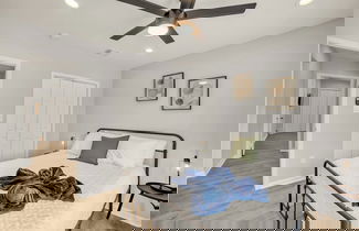 Photo 2 - Spacious & Homey 4br/3ba W/amenities Near Downtown