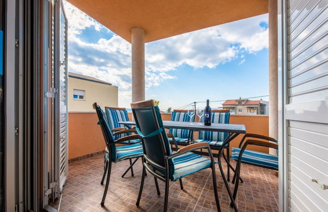 Charming and Tranquil Kastel Gomilica Apartment With Balcony and Patio - Foto 24