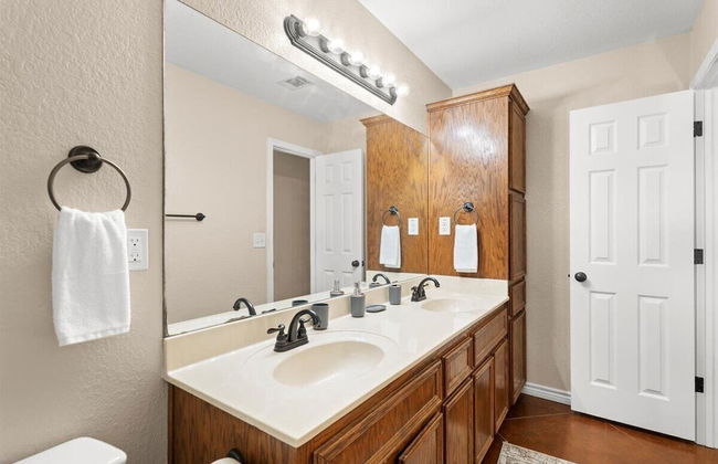 Spacious 3BR Home in Amazing Location - Foto 49