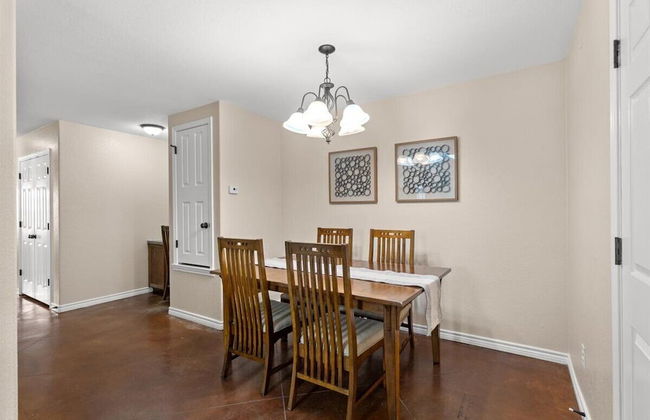Spacious 3BR Home in Amazing Location - Foto 41