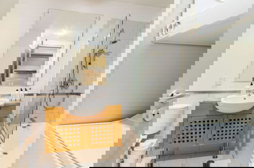 Foto 8 - Spacious Viaduct Studio + Free Parking!