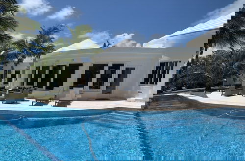 Foto 17 - Exquisite Retreat: Contemporary Estate On Pink Sand Beach