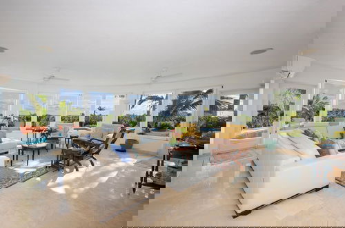 Foto 21 - Exquisite Retreat: Contemporary Estate On Pink Sand Beach