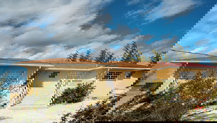 Foto 1 - Banks Road Bliss: Luxury Estate With Pool