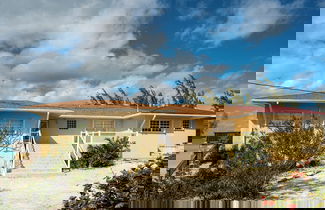 Foto 1 - Banks Road Bliss: Luxury Estate With Pool