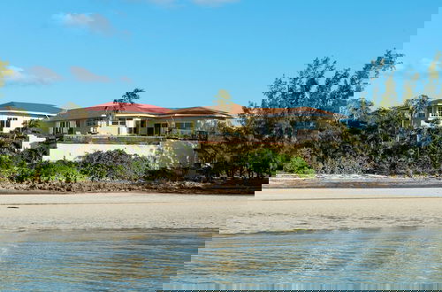 Foto 7 - Banks Road Bliss: Luxury Estate With Pool