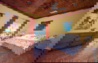 Foto 2 - Banks Road Bliss: Luxury Estate With Pool