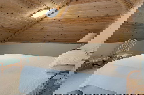Foto 8 - Coastal Haven: Newly Renovated Beachfront Cottage With Pool