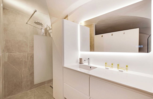 Authentic Apartment - 2br/4p - Monnaie - Foto 9