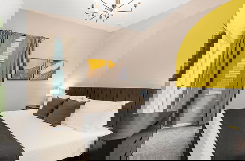 Foto 3 - Upstay - Guest Home w Cinema Theme Rooms