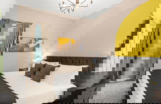 Foto 3 - Upstay - Guest Home w Cinema Theme Rooms