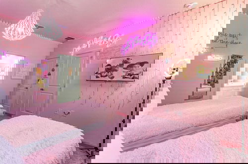 Foto 11 - Upstay - Guest Home w Cinema Theme Rooms