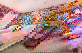 Foto 2 - Upstay - Guest Home w Cinema Theme Rooms