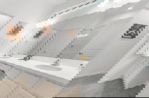 Foto 43 - Upstay - Guest Home w Cinema Theme Rooms