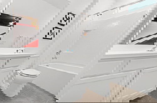 Foto 49 - Upstay - Guest Home w Cinema Theme Rooms