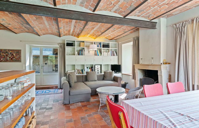 Charming Holiday Home in Yevre-la-ville With Pool - Foto 26