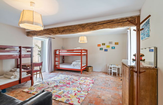 Charming Holiday Home in Yevre-la-ville With Pool - Foto 10
