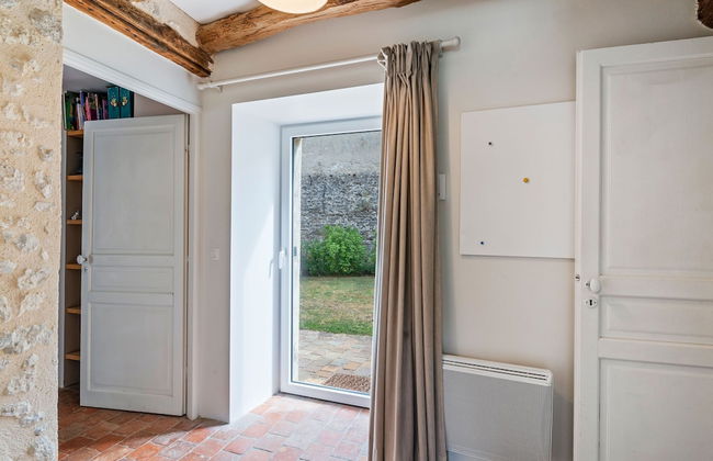 Charming Holiday Home in Yevre-la-ville With Pool - Foto 4