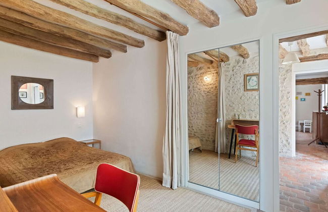 Charming Holiday Home in Yevre-la-ville With Pool - Foto 4