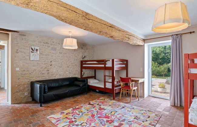 Charming Holiday Home in Yevre-la-ville With Pool - Foto 6
