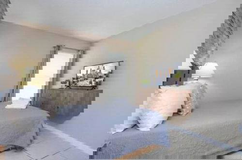 Foto 63 - Amazing 5 BR w Game Room Minutes From Disney
