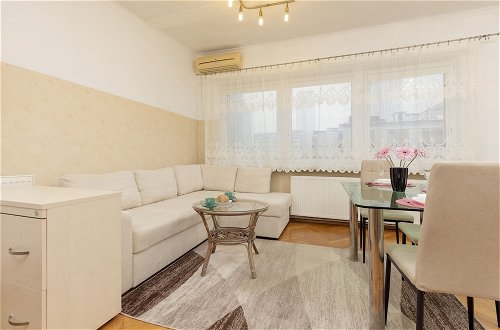 Photo 17 - Sienna Apartment With AC by Renters