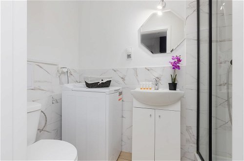 Photo 9 - White Studio in City Center by Renters