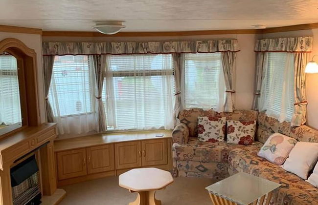 Lovely Semi-rural Caravan & Hot Tub - Sleeps Fam 6 - Foto 23