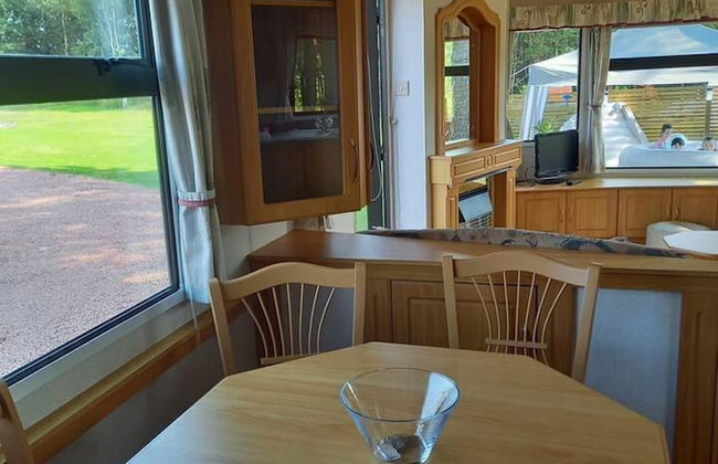 Lovely Semi-rural Caravan & Hot Tub - Sleeps Fam 6 - Foto 18
