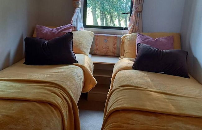 Lovely Semi-rural Caravan & Hot Tub - Sleeps Fam 6 - Foto 2